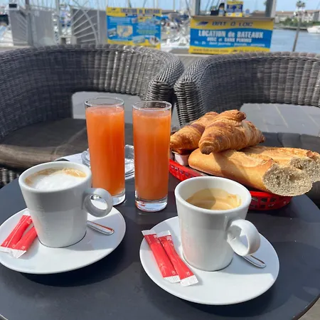 Voilier Et Botel *